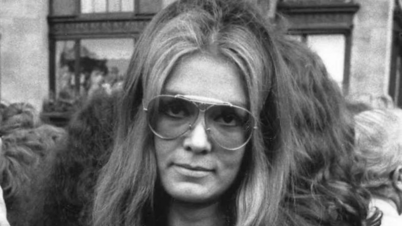 Gloria Steinem wears sunglasses at a public event